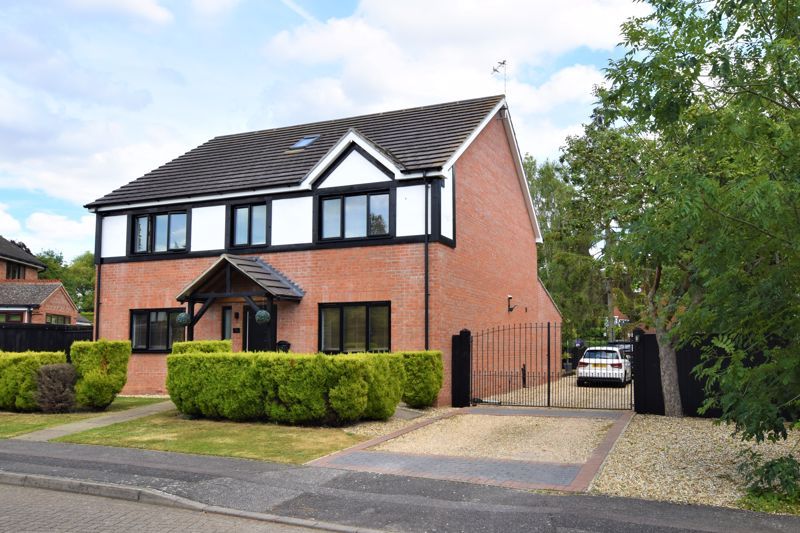 5 bed detached house for sale in Eleanor Close, Cross O' Cliffe Hill