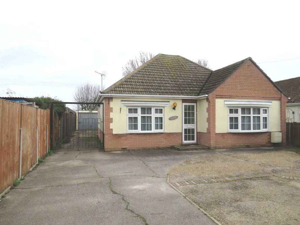 3 bed detached bungalow for sale in The Drive, ClactonOnSea CO15, £