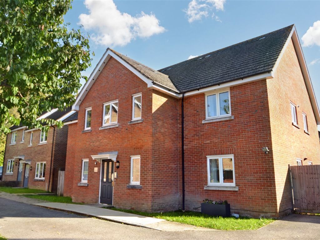 2 bed flat to rent in Storrington, Pulborough, West Sussex RH20, £1,200