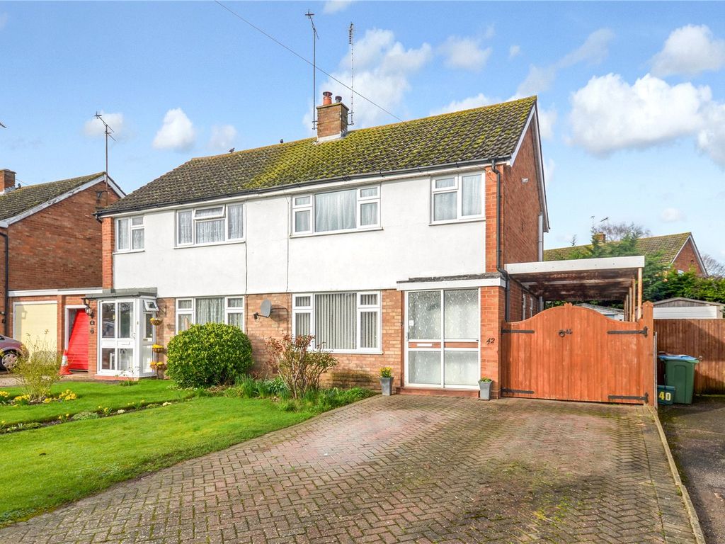 3 bed semidetached house for sale in Welbeck Avenue, Aylesbury HP21, £