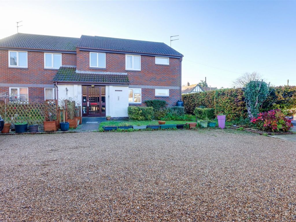 2 bed flat for sale in Vicarage Gardens, ClactonOnSea CO15, £160,000