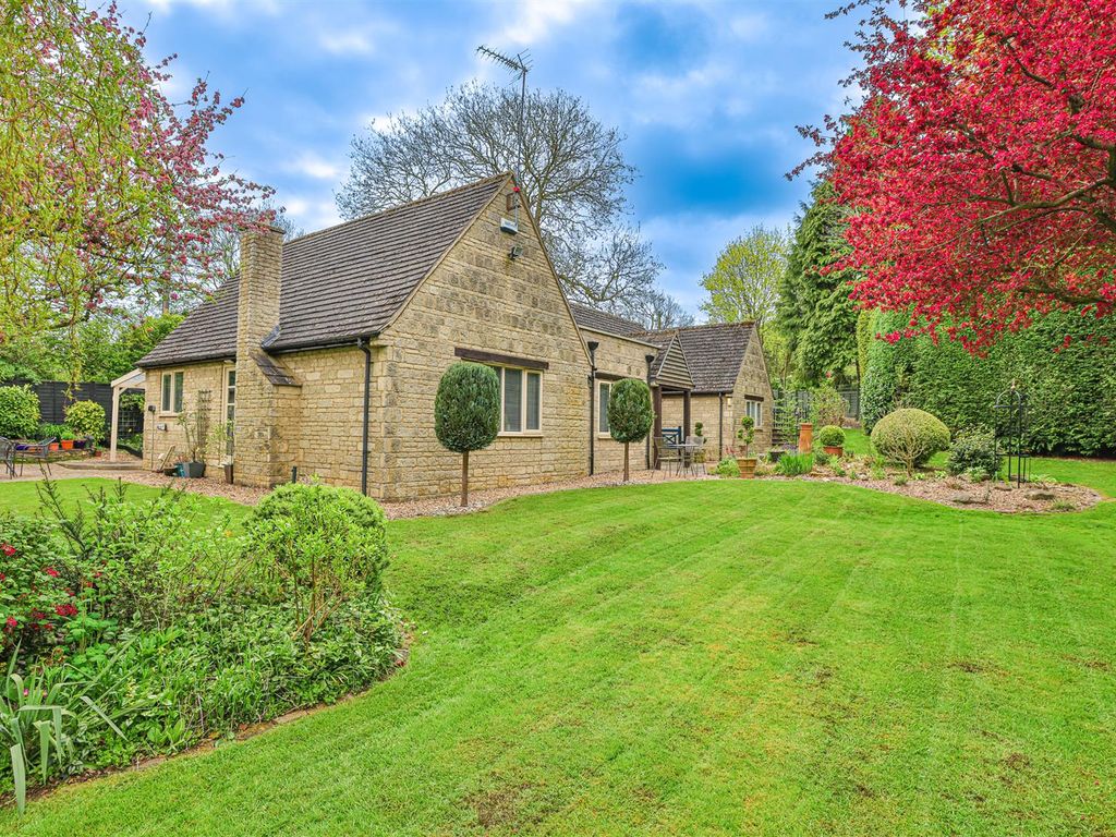 3 bed detached bungalow for sale in Kettering Road, Weldon, Corby NN17 Zoopla