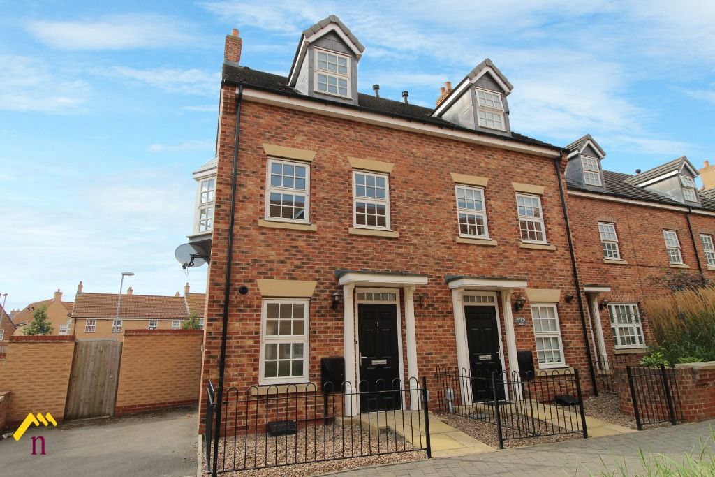 3 bed semidetached house to rent in Hamilton Walk, Town Centre