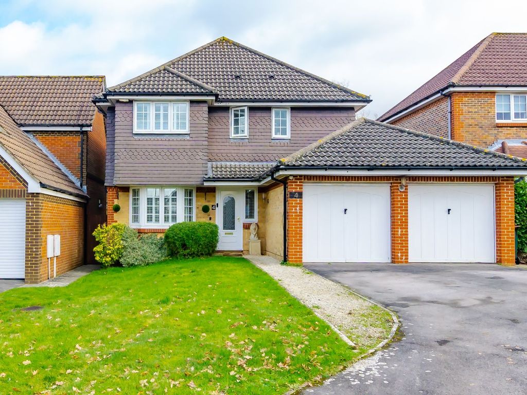 4 bed detached house for sale in Drury Close, Crawley RH10 Zoopla