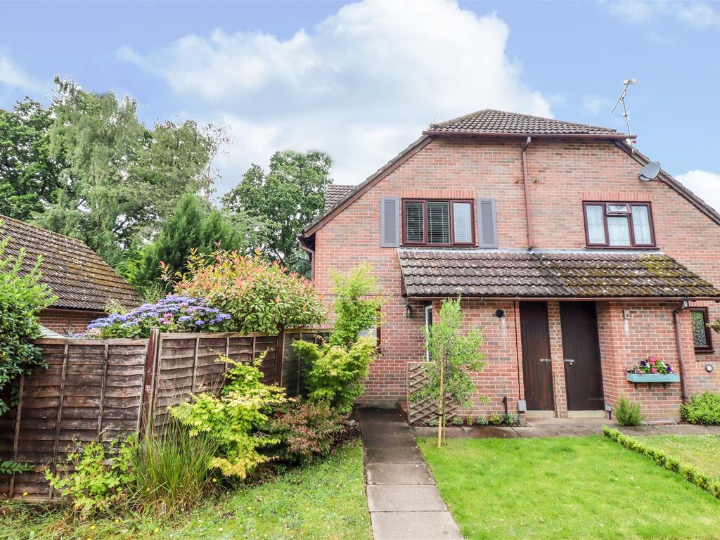 2 bed property for sale in Oaken Copse, Church Crookham, Fleet GU52, £