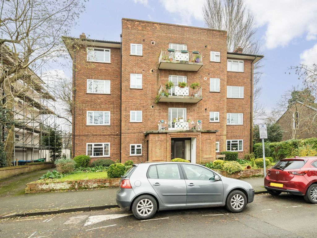2 bed flat for sale in Uxbridge Road, Kingston Upon Thames KT1, £