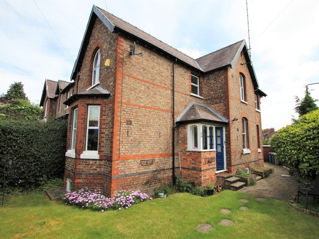 3 bed end terrace house for sale in Vicarage Lane, Bowdon, Altrincham