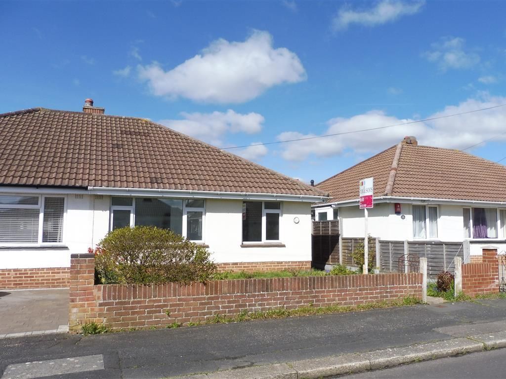 2 bed bungalow to rent in Goodwood Road, Gosport PO12, £1,250 pcm Zoopla