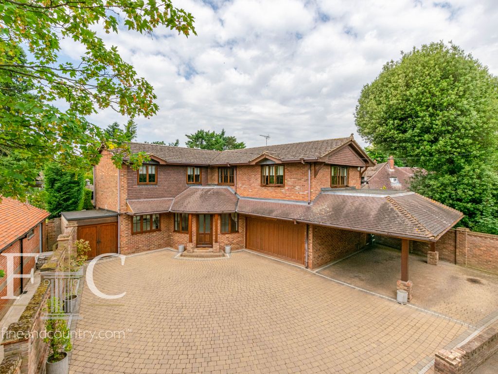 5 bed detached house for sale in Yewlands, Hoddesdon, Hertfordshire