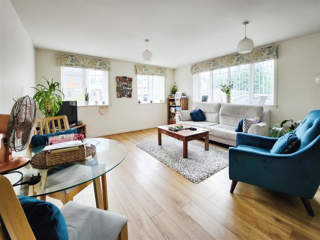 2 bed flat to rent in Schoolgate Drive, Morden SM4 Zoopla