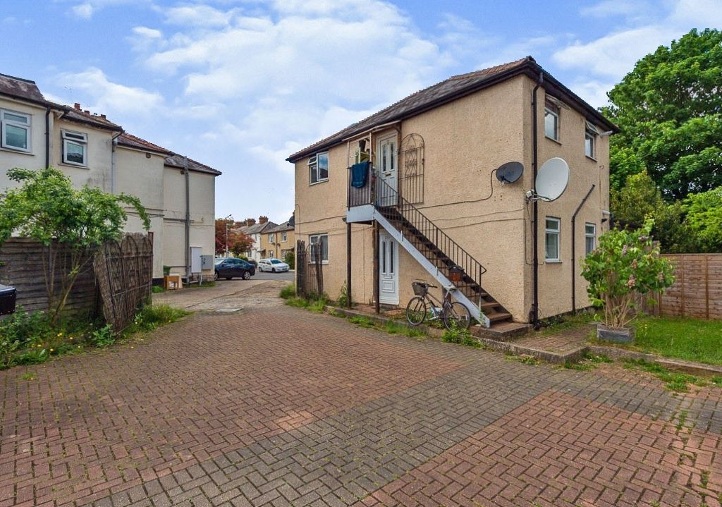 1 bed to rent in Springfield Road, St.Albans AL1, £1,250 pcm