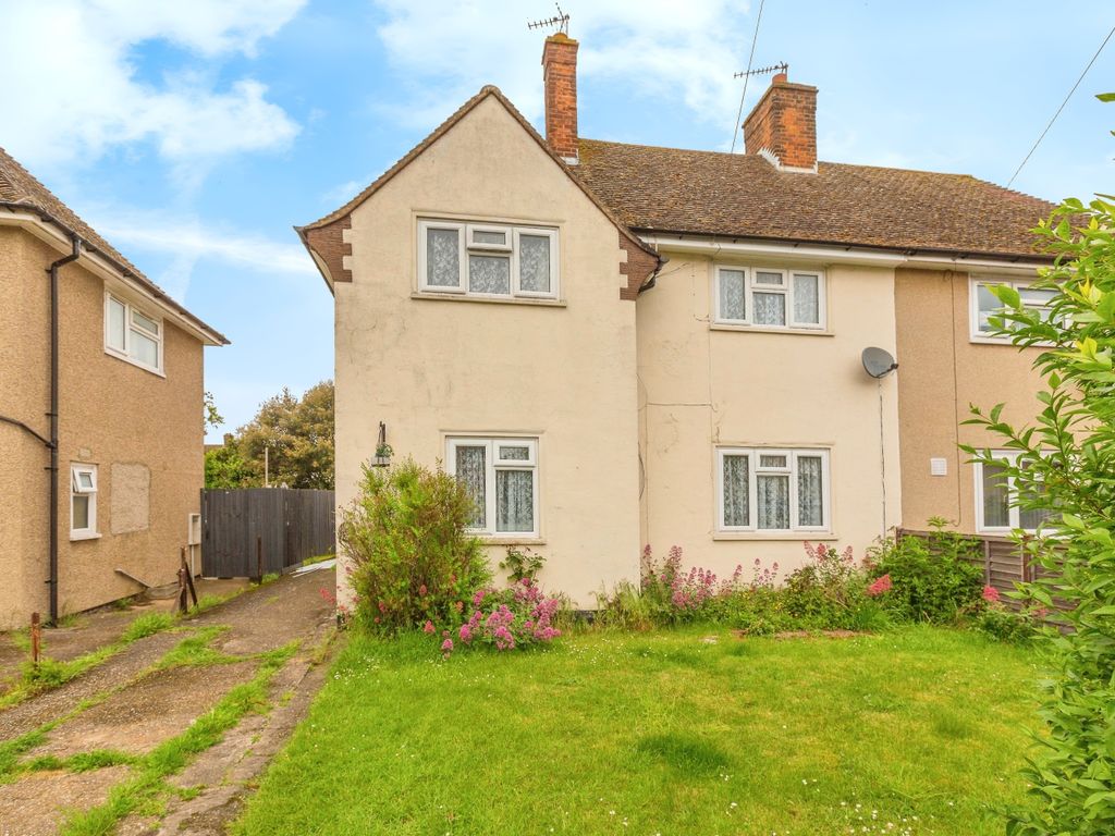 3 bed semidetached house for sale in Carrington Road, Aylesbury