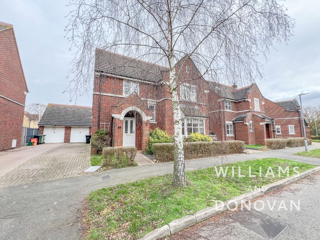 4 bed detached house for sale in Murray Way, Wickford SS12, £525,000