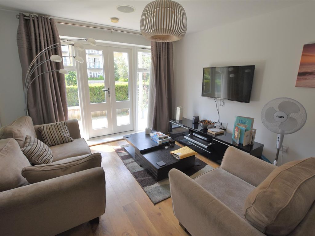 1 bed flat to rent in Park Lodge Avenue, West Drayton UB7, £1,350 pcm