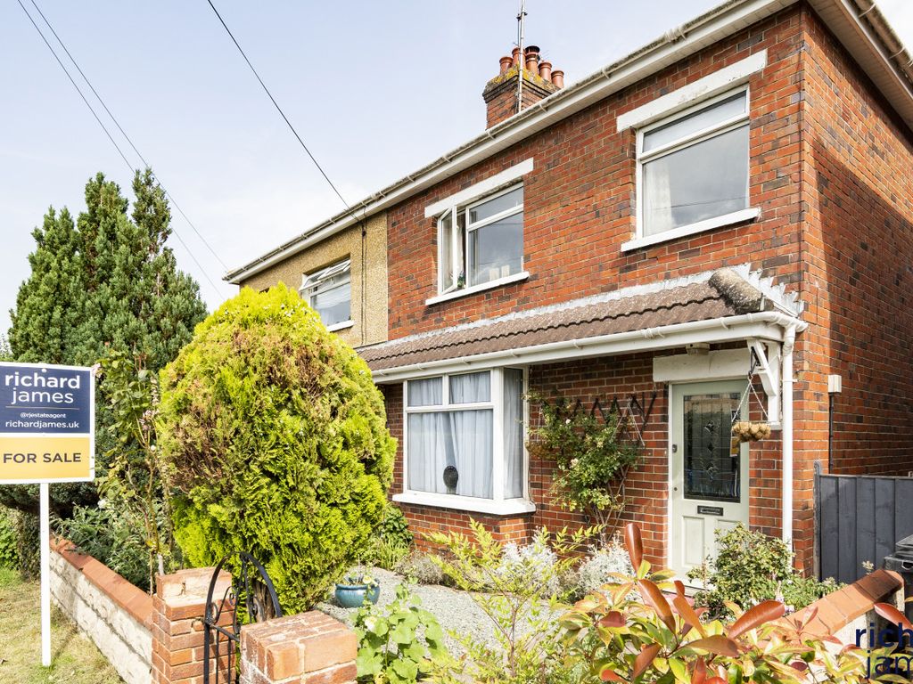 3 bed semidetached house for sale in Sunnyside Avenue, Swindon