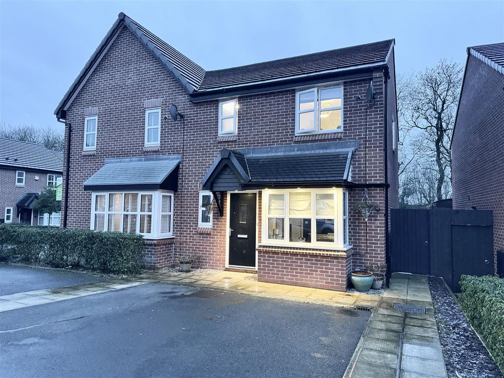 3 bed semidetached house for sale in Peak Forest Close, Hyde SK14, £