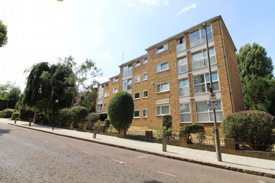 Albert Drive 3 bed flat to rent in Albert Drive, London SW19 - Zoopla