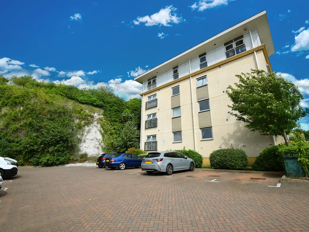 2 bed flat for sale in Ward View, Chatham ME5, £190,000 Zoopla