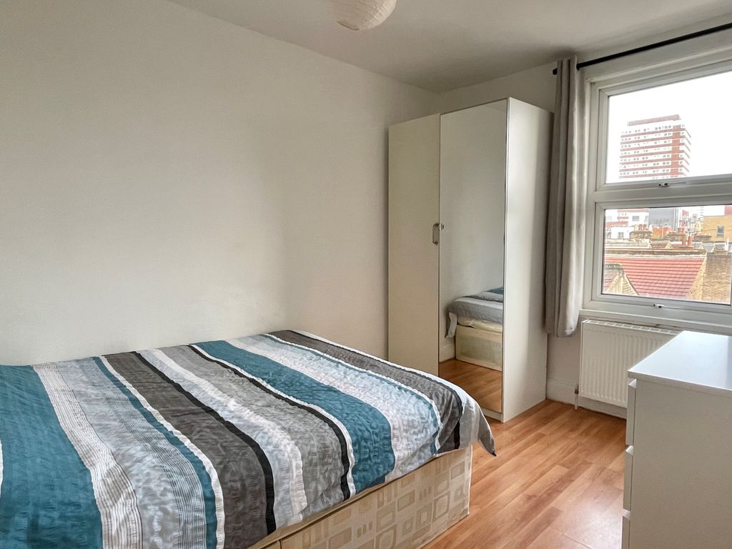 Room to rent in Burdett Road, Mile End E3, £800 pcm Zoopla