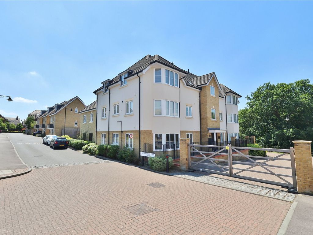 2 bed flat for sale in Hereford Close, Knaphill, Woking, Surrey GU21, £