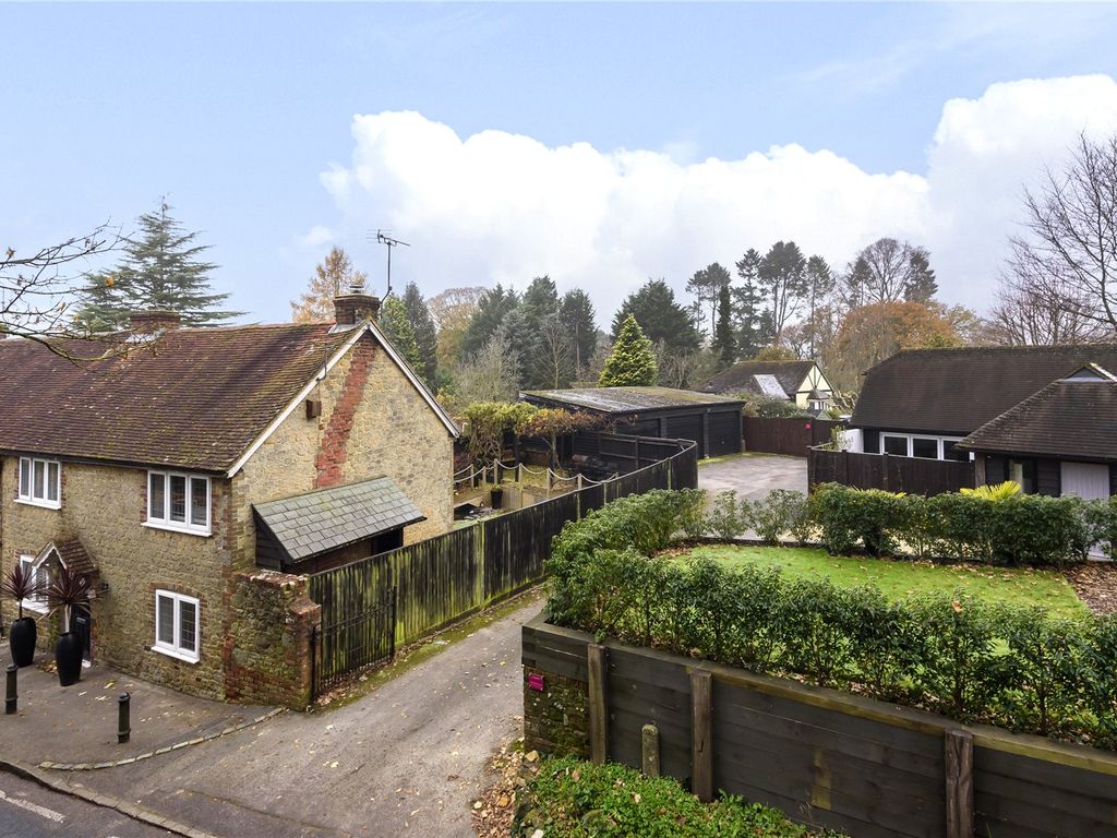 4 bed end terrace house for sale in Portsmouth Road, Liphook, Hampshire