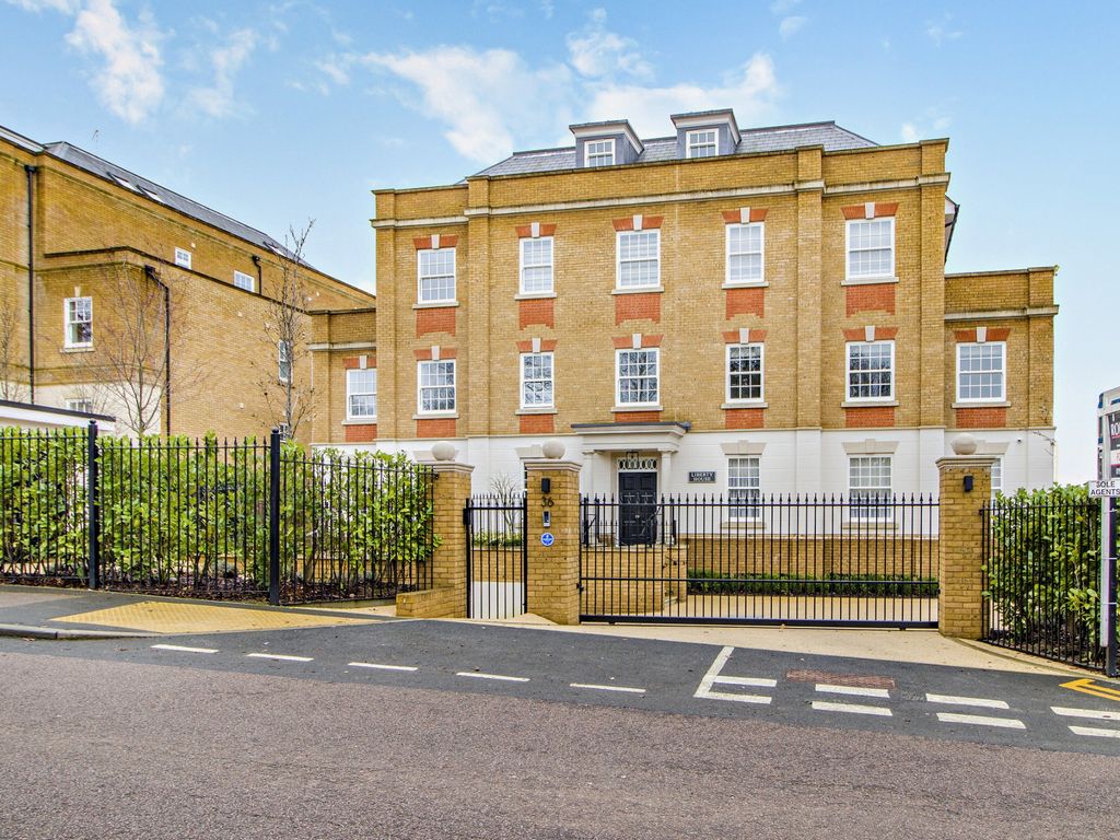 2 bed penthouse for sale in Eastbury Avenue, Northwood HA6, £1,295,000