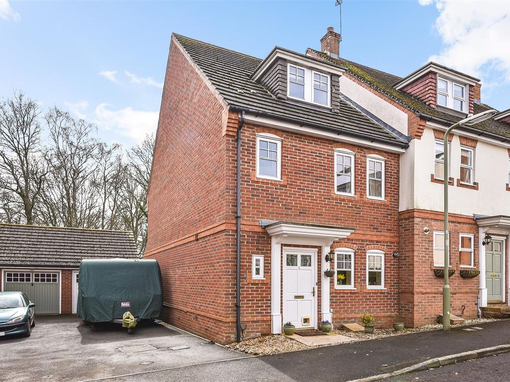 4 bed end terrace house for sale in Blythe Close, Enham Alamein