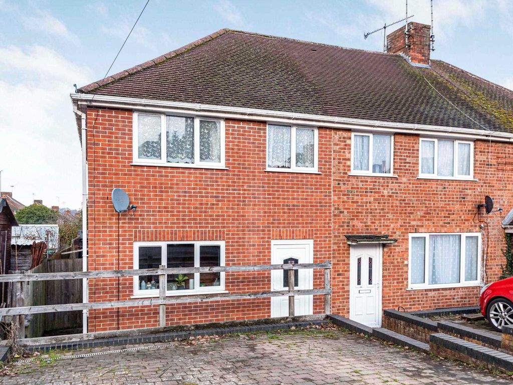 3 bed semidetached house for sale in Derwent Avenue, Tilehurst RG30