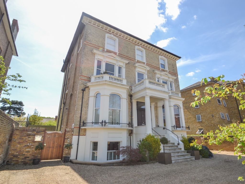 2 bed flat to rent in Avenue Elmers, Surbiton KT6 Zoopla