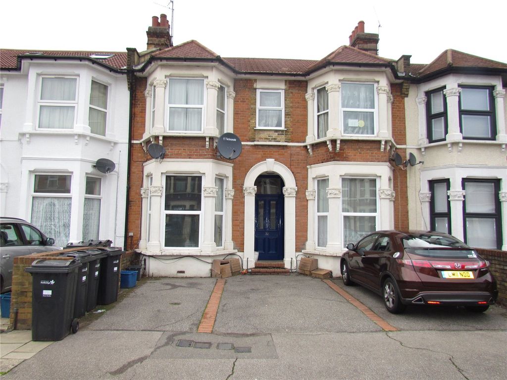 1 bed flat to rent in Cambridge Road, Seven Kings, Ilford, Essex IG3, £