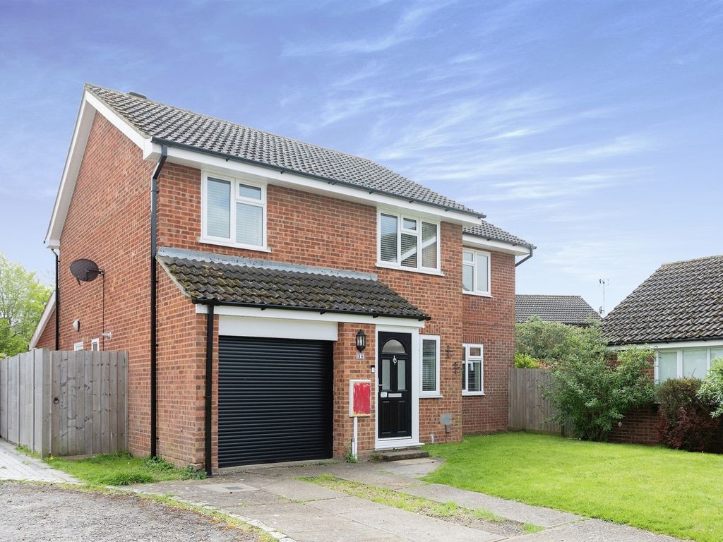 4 bed detached house for sale in Gladstone Close, Newport Pagnell MK16