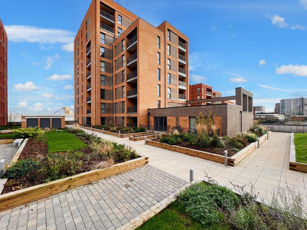 2 bed flat to rent in Chailey Place, Hayes UB3, £2,100 pcm Zoopla