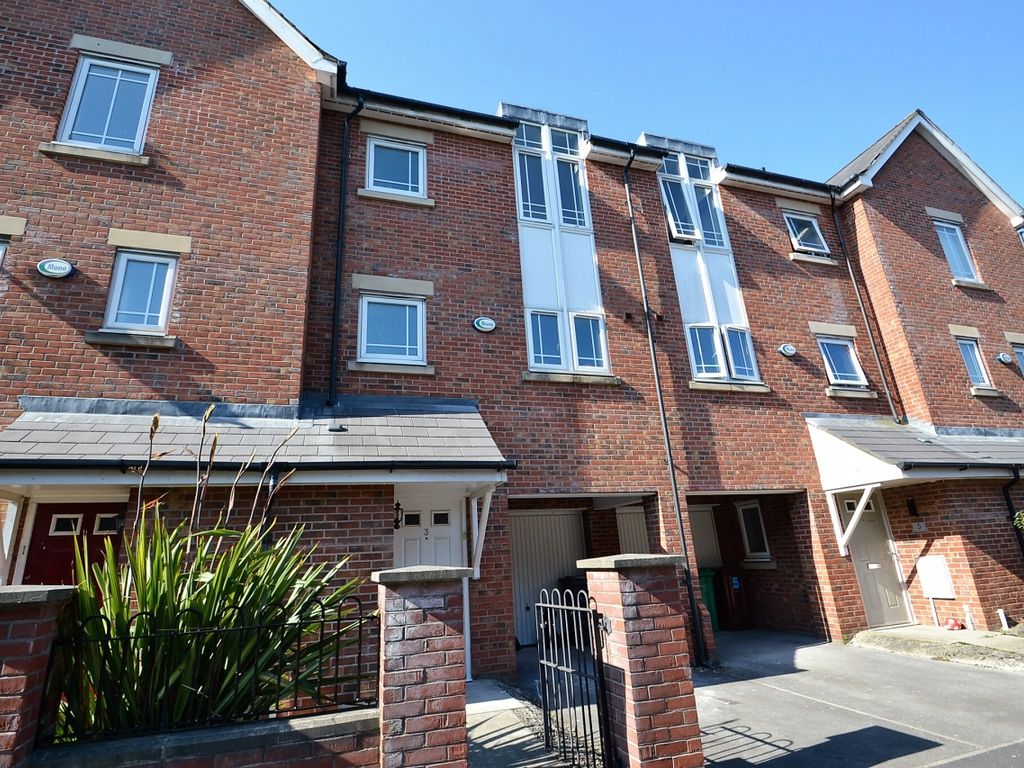 4 bed town house to rent in Mackworth Street, Hulme, Manchester M15