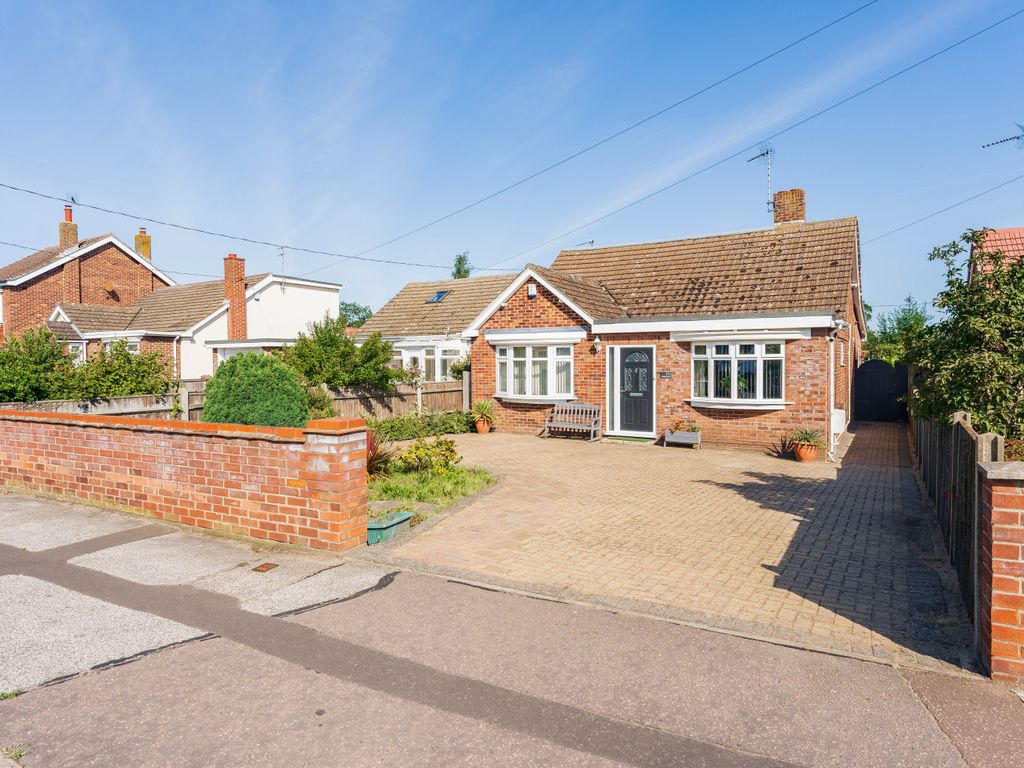 4 bed detached house for sale in Colville Road, Lowestoft NR33, £