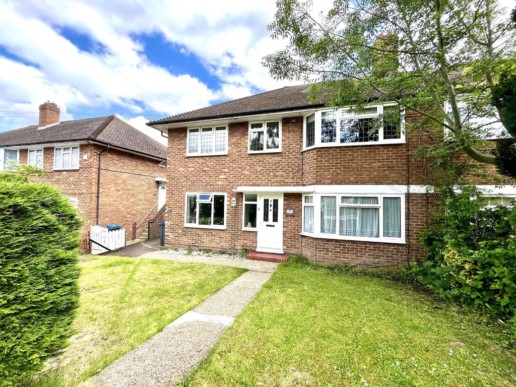 2 bed for sale in Reynolds Avenue, Chessington, Surrey. KT9