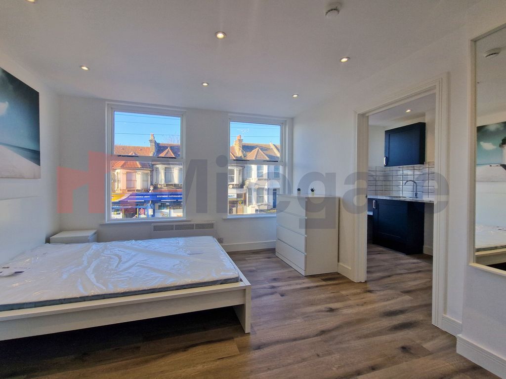 Room to rent in Southchurch Avenue, SouthendOnSea SS1, £725 pcm Zoopla