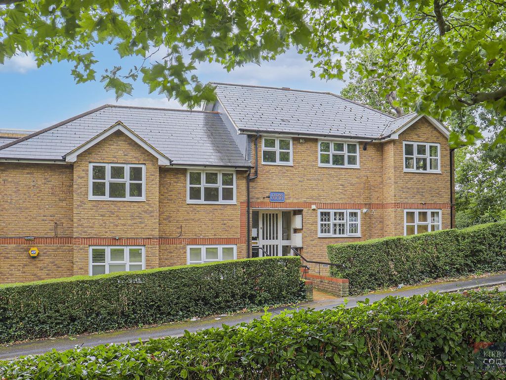 2 bed flat to rent in Eversleigh Road, New EN5, £1,900