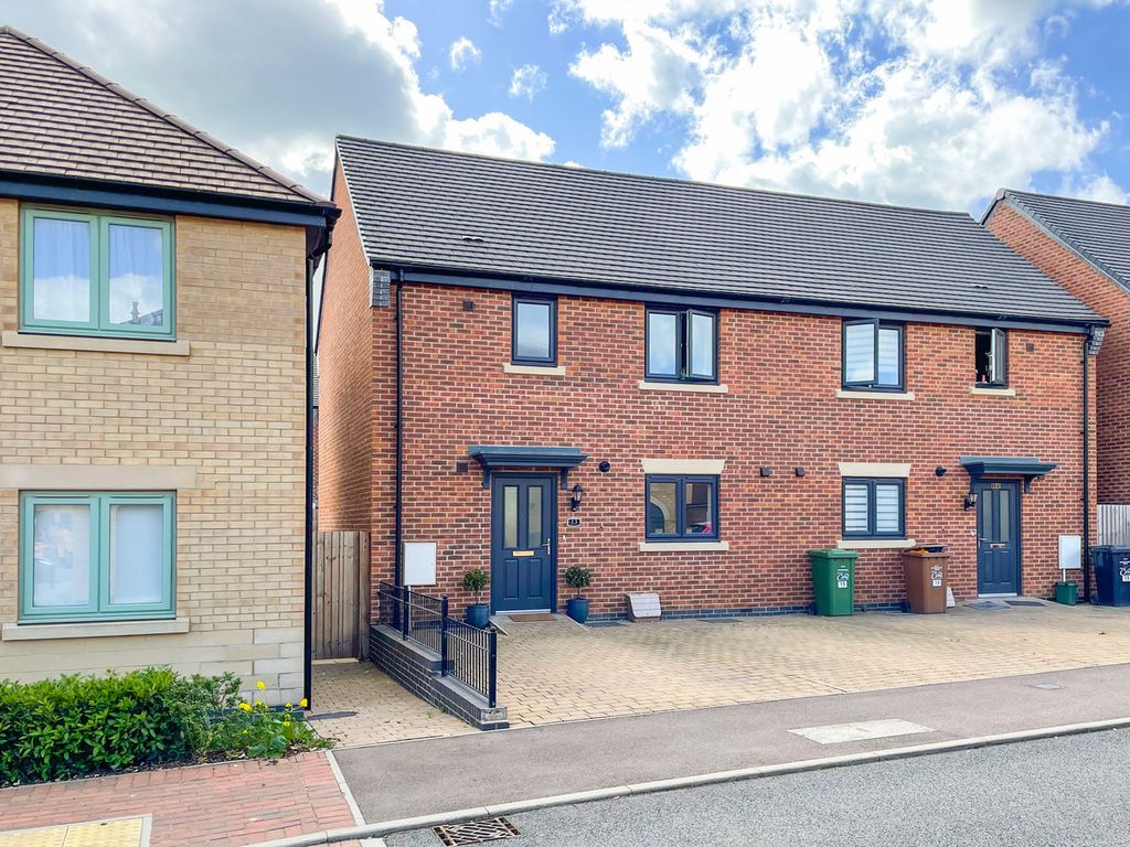 3 bed semidetached house for sale in Slough Close, Priors Hall Park