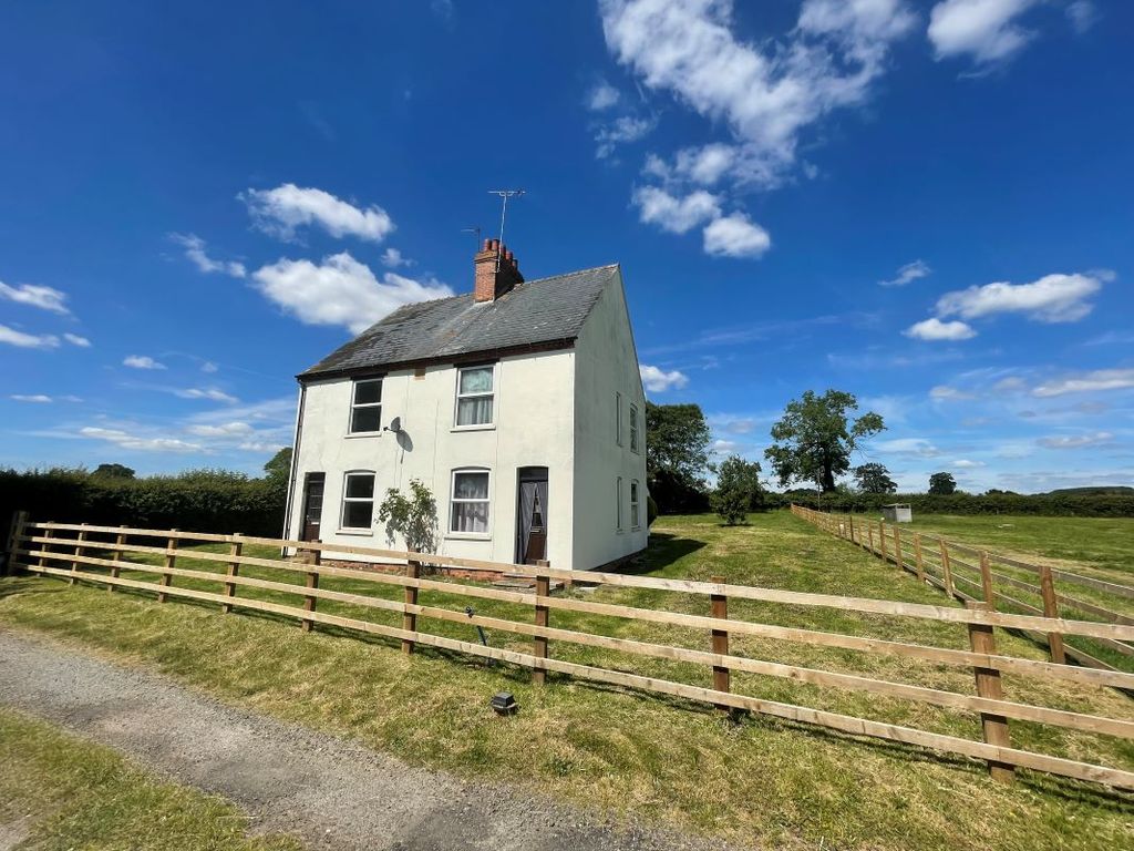 6 bed cottage for sale in Newton Purcell, Buckingham MK18, £300,000