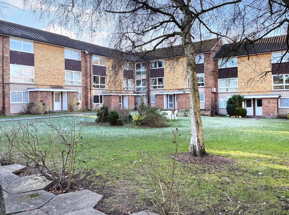 2 bed for sale in Basinghall Gardens, Sutton SM2, £325,000