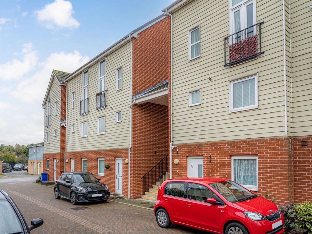 2 bed for sale in Onyx Drive, Sittingbourne ME10, £175,000