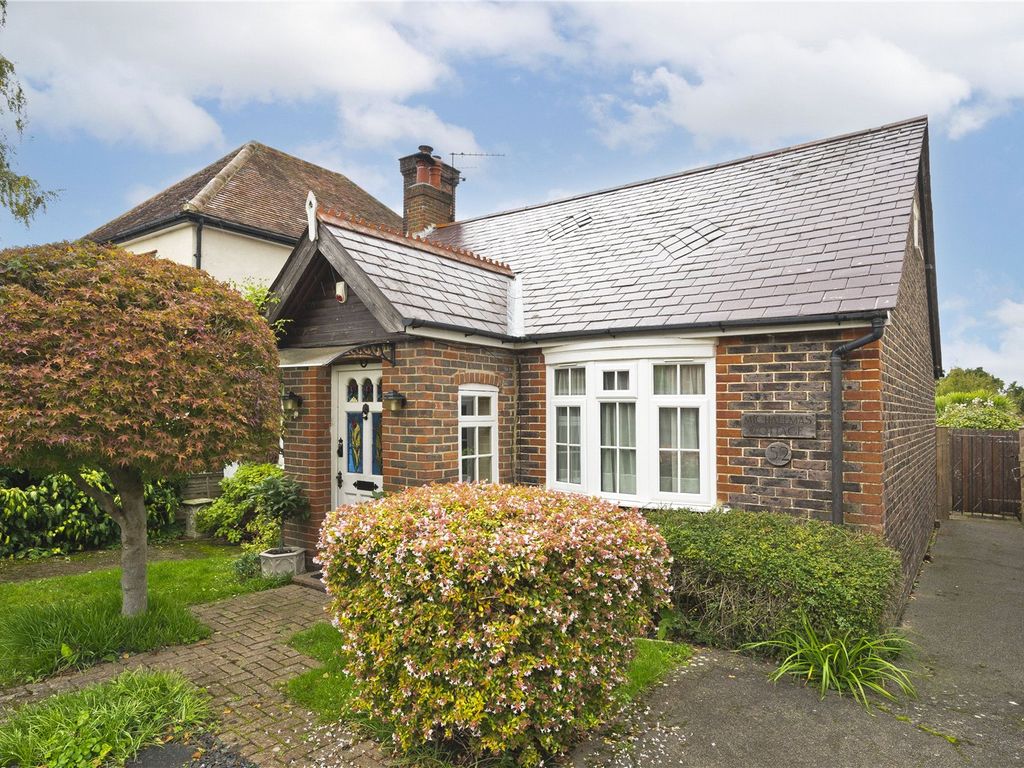 2 bed bungalow for sale in Victoria Road, Knaphill, Woking GU21 Zoopla