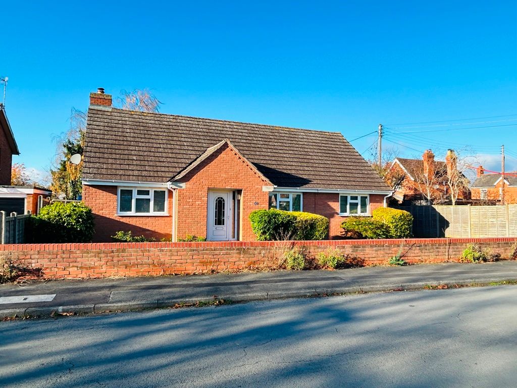 3 bed detached bungalow for sale in Clevedon Green, Evesham WR11, £
