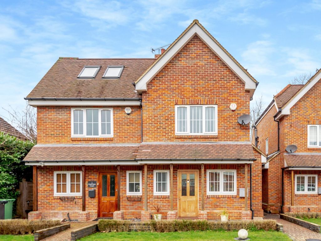 3 bed semidetached house for sale in Graffham Court, Thorndown Lane