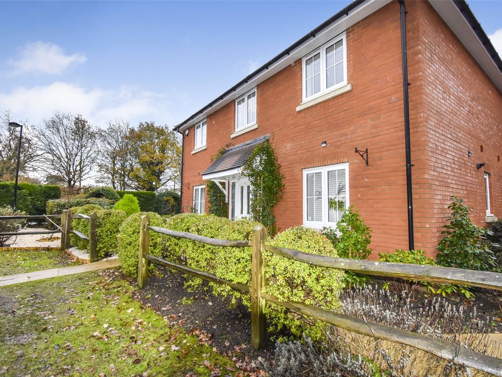 4 bed detached house to rent in The Croft, Ash Green, Aldershot, Surrey