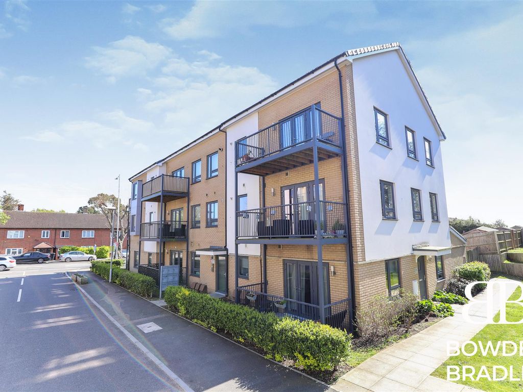 2 bed flat for sale in Reservoir Way, Ilford IG6 Zoopla