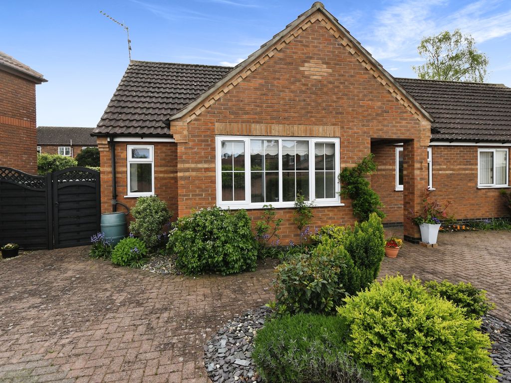2 bed bungalow for sale in Rivermead, Lincoln, Lincolnshire LN6, £