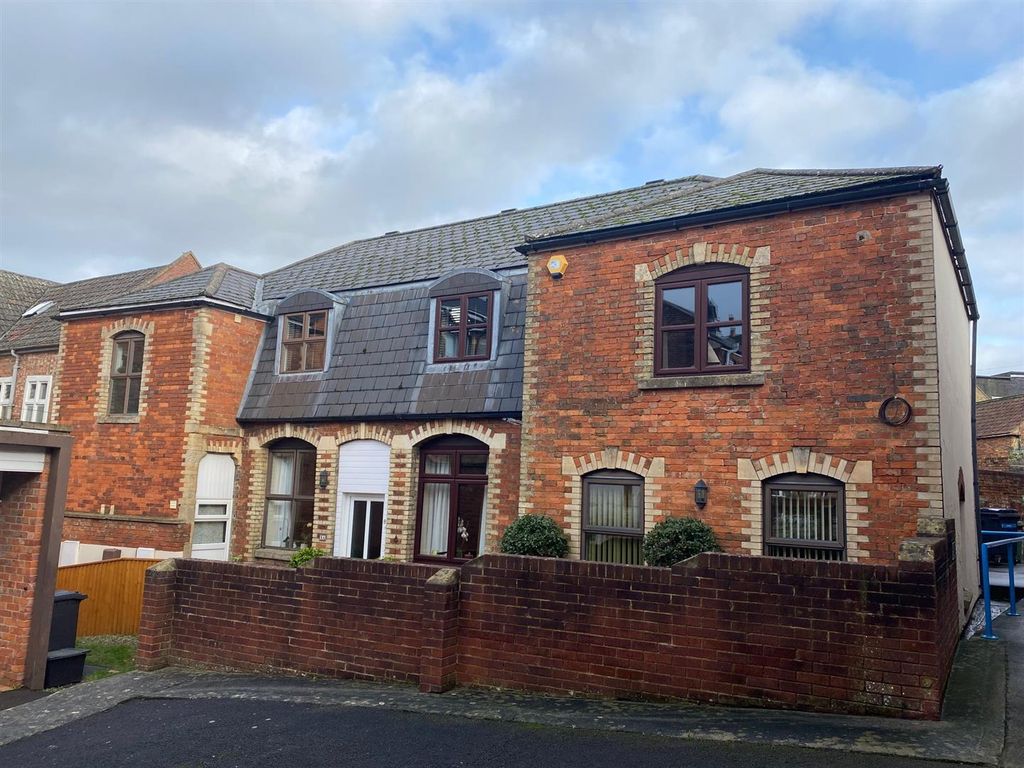 2 bed flat to rent in Fore Street, Trowbridge BA14, £900 pcm Zoopla