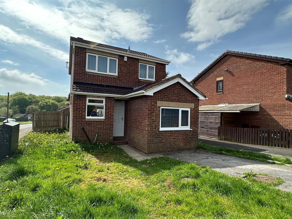 3 bed detached house for sale in Loweswater Avenue, Bradford BD6, £