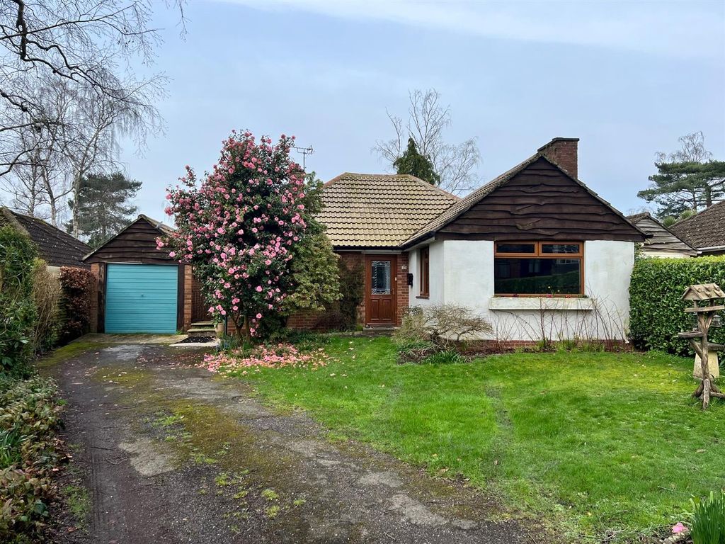3 bed detached bungalow for sale in Nichol Road, Hiltingbury, Chandlers